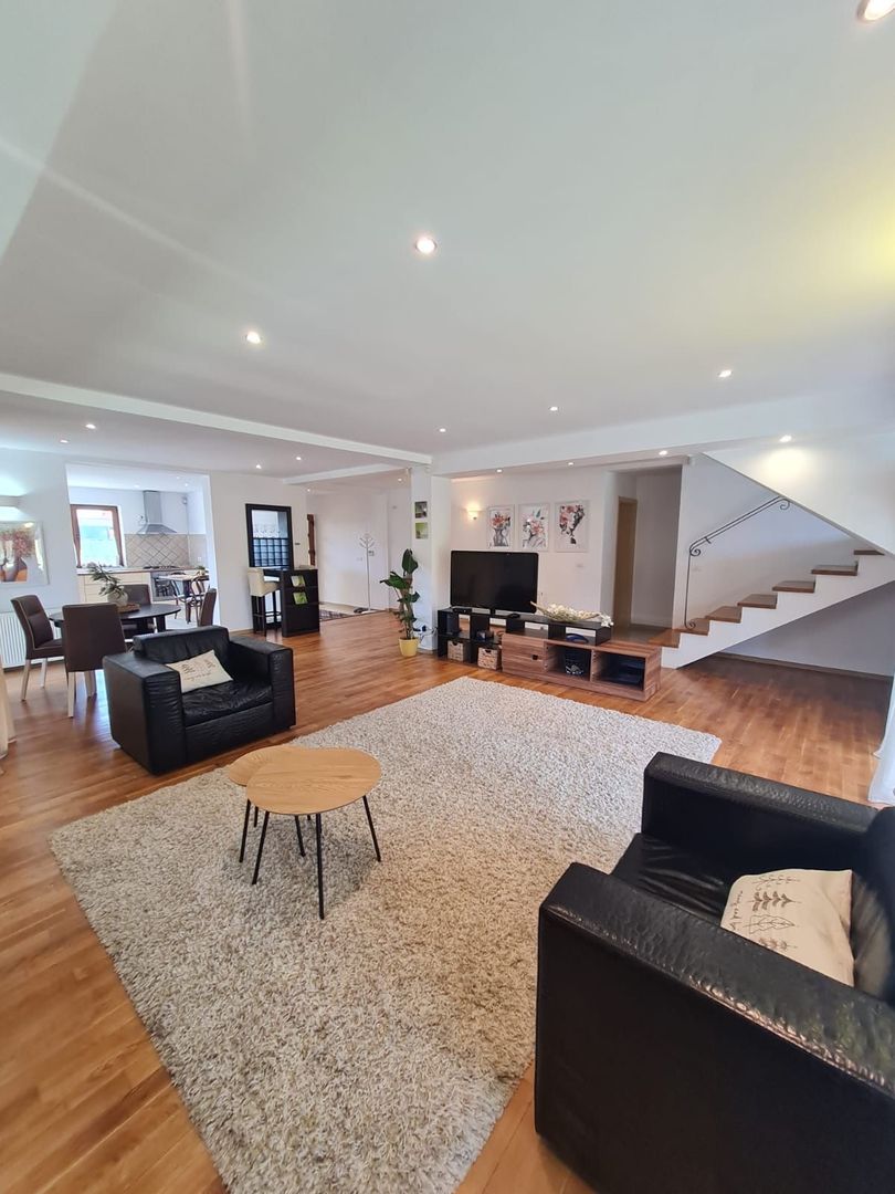 Vila spațioasă și recent renovată în Ghiroda! - Poză 59