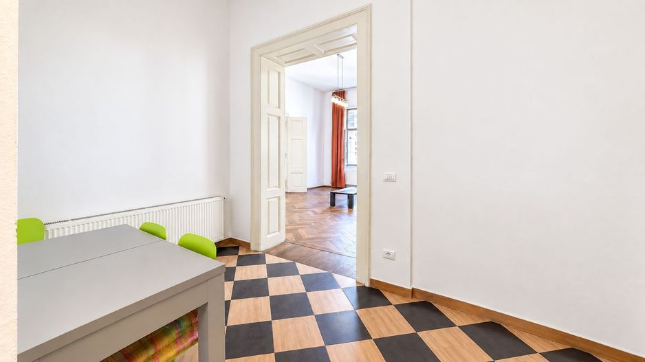 De vânzare/ închiriat Apartament istoric, 2 camere, Central Arad - Poză 6