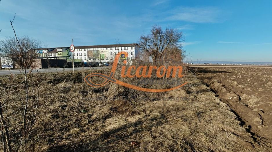 Teren intravilan Sanpetru vis a vis de Caminul Maria,utilitati. - Poză 1