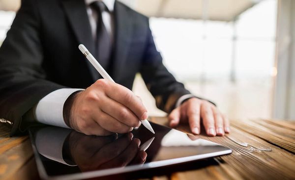Semnarea digitală în tranzacțiile imobiliare: avantaje, siguranță și bune practici