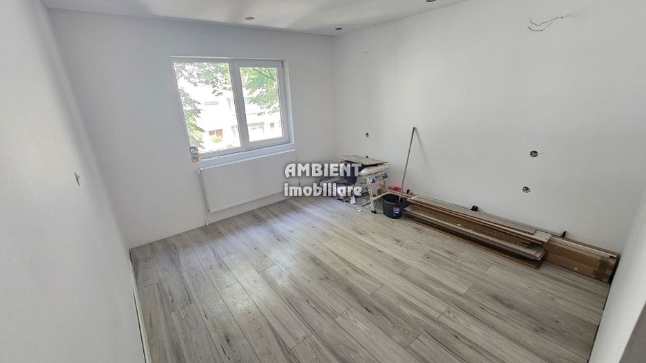 Apartament cu 4 camere, partial renovat, etaj 3, zona Donici. - Poză 4