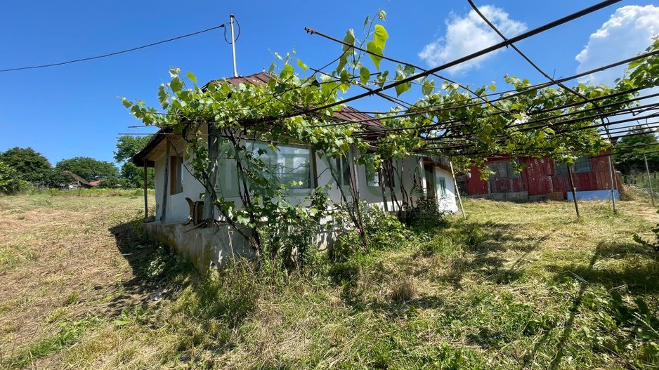 Casă bătrânească cu teren de 3.200 mp în Hertioana de Jos, jud.Bacău - Poză 2