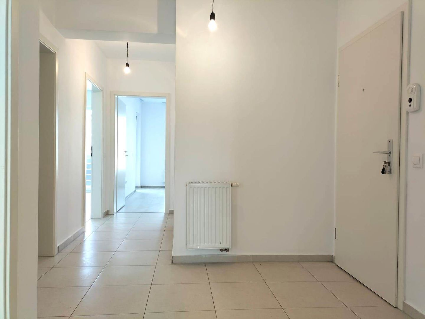 Vindem apartament 3 camere complet renovat cu vedere pe 2 parti - Poză 1