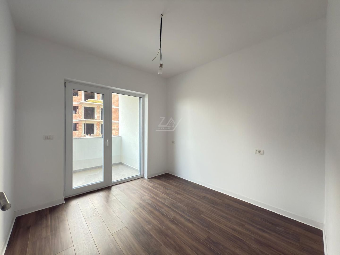 Bloc finalizat. Balcon mare. Loc de parcare. - Poză 6