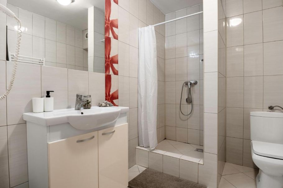 Afacere la cheie! Hotel - restaurant cu peste 40 locuri  cazare - Poză 10