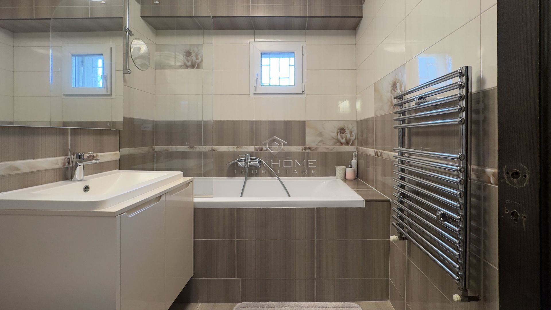 Apartament cu 3 camere, Parcare, P-ta Cipariu  zona Central - Poză 20