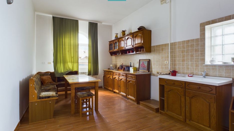Vilă cu 3 apartamente în zona Parneava - Poză 16