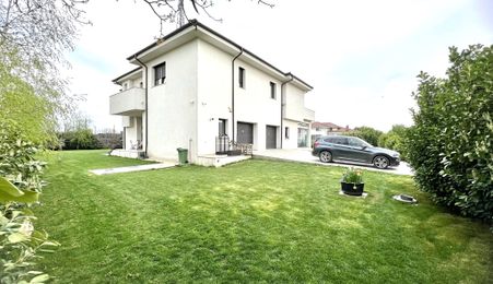 Proprietate deosebita suprafete generoase 580 mp teren 2076 mp