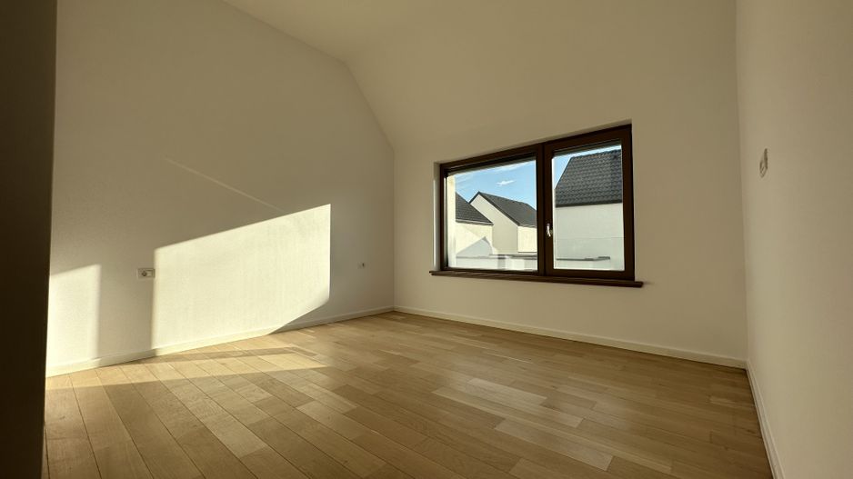 Casa cu 4 camere - Dumbarvita - Poză 14