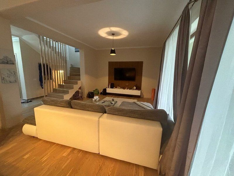 Vilă cu 4 camere de vânzare Dumbravita 144 mp - Poză 3