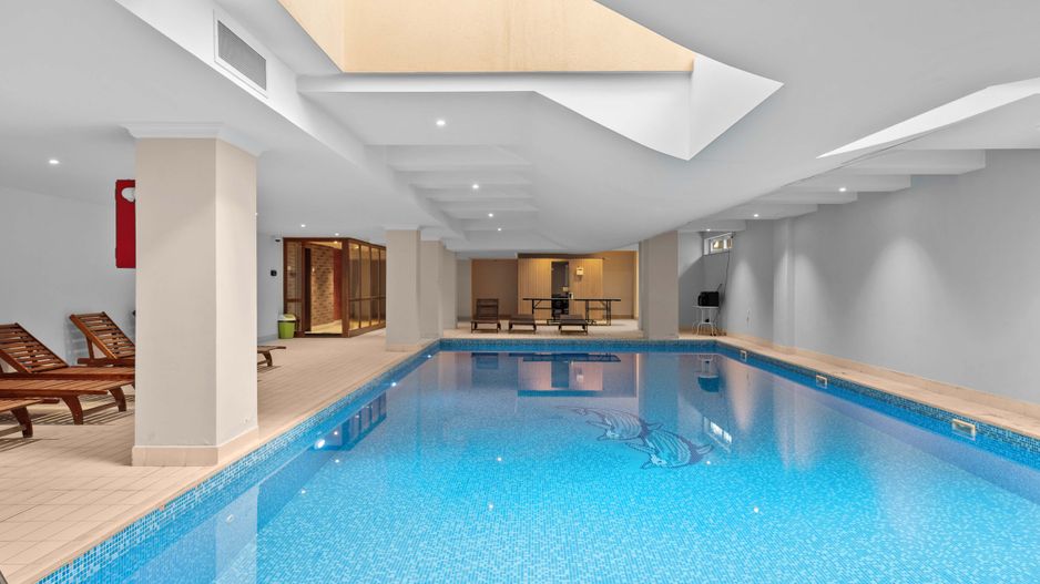 4 camere| semineu| piscina interioara | sauna | sala de sport| parcare - Poză 1