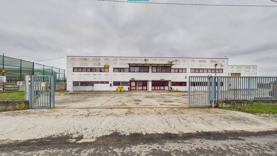 Hală de producție, cu birouri și teren, în Sebiș - Poză 2