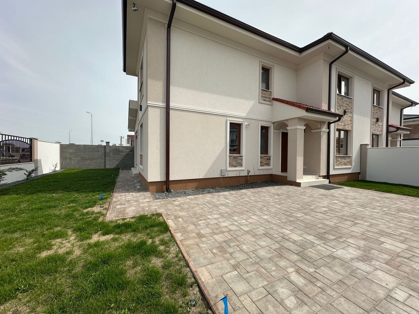 Duplex cu camera pe parter - Poză 1