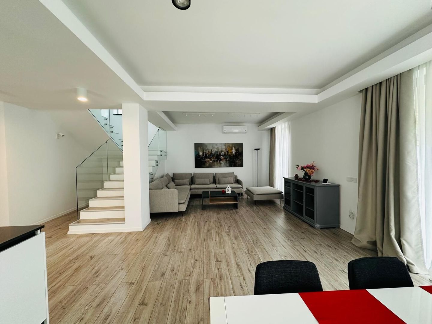 Vila Individuală Elegantă cu 6 camere, Curte Proprie–Padurea Baneasa - Poză 2