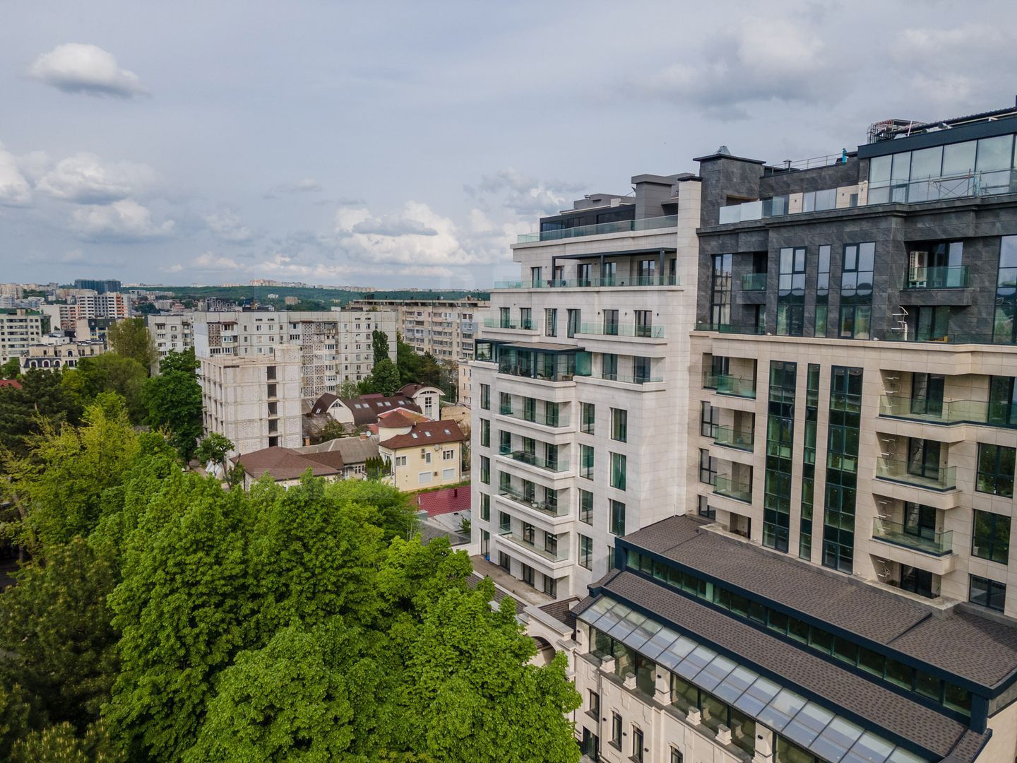 Chirie apartament PREMIUM în inima Chișinăului – Square Residence - Poză 12