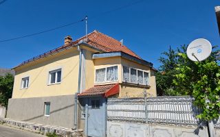 Casa Ghelari, 3 camere, 678mp, baie, buc., termopane, curte si gradina - Poză 1