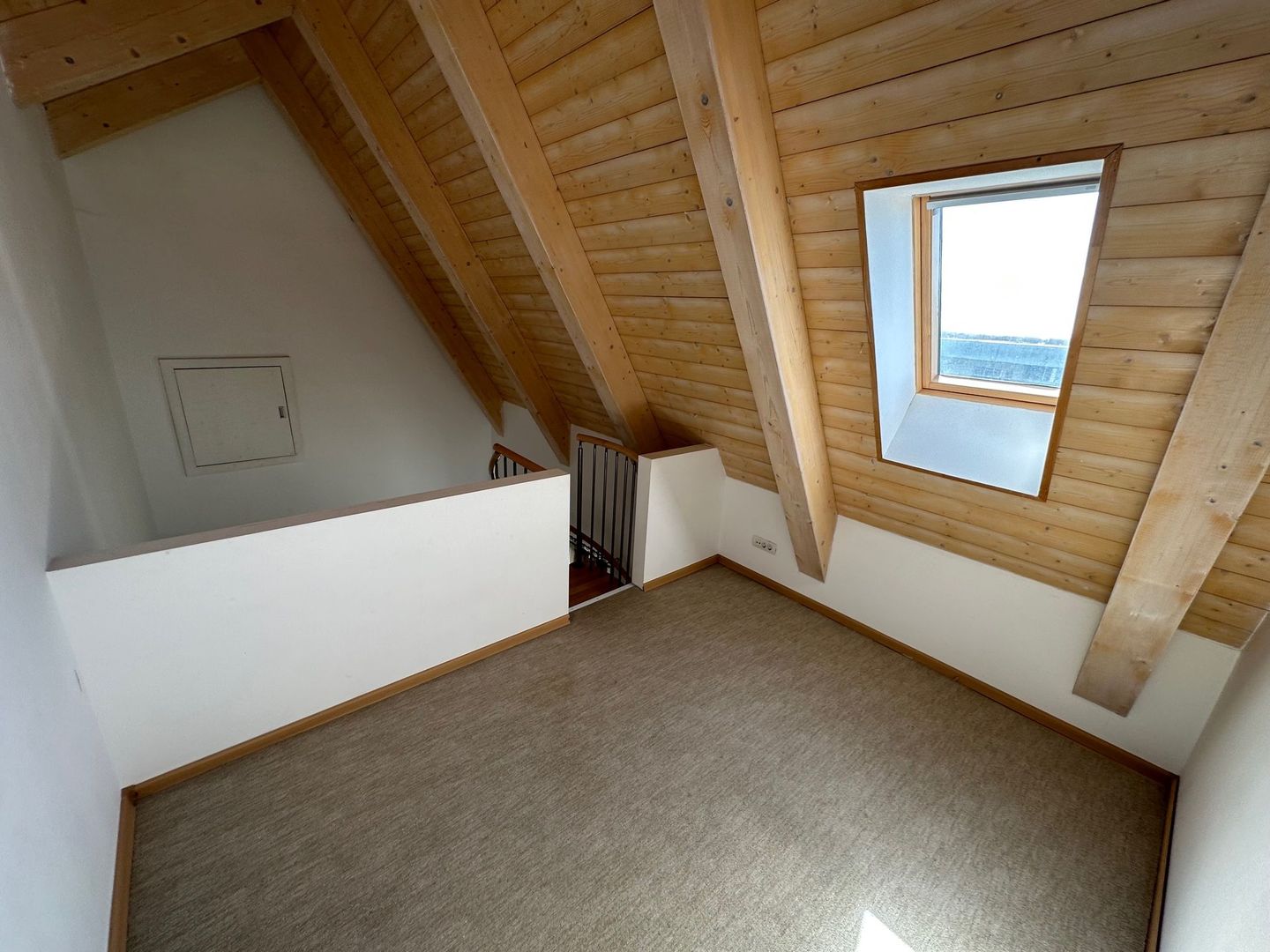 CASA SPATIOASA  CU GARAJ SI TEREN DE 600 MP - Poză 9