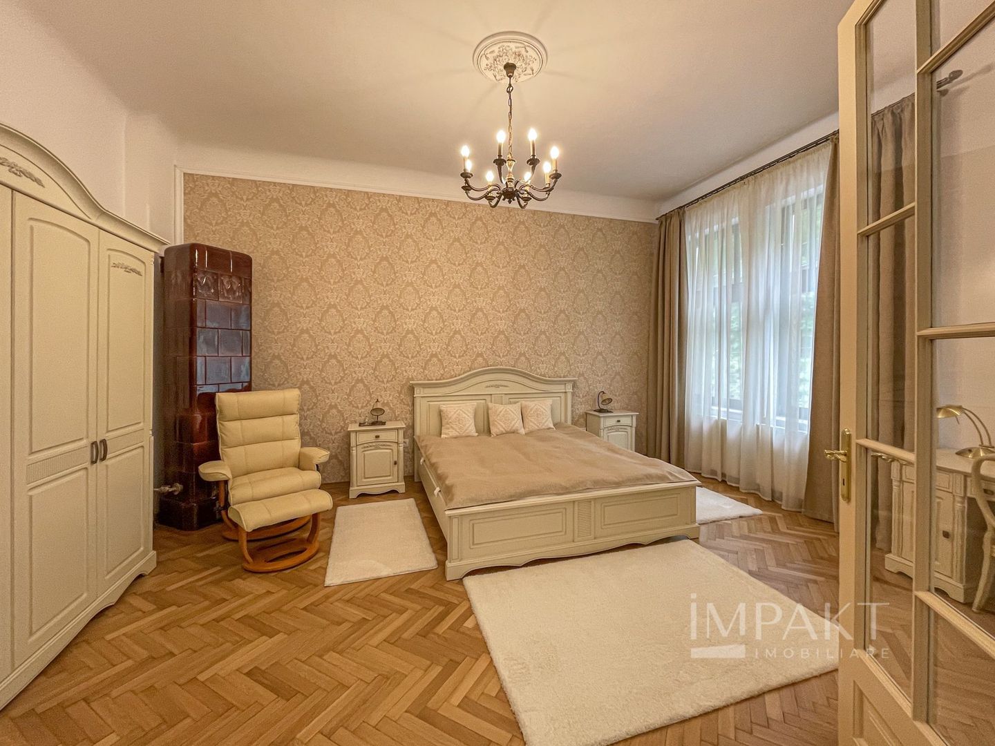 Apartament deosebit cu 3 camere, curte si parcare, aproape de Centru - Poză 2