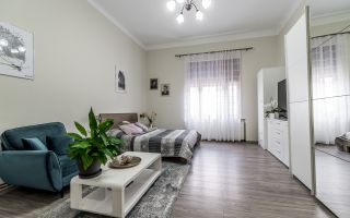 Apartament ultracentral cu 4 camere decomandat, etaj intermediar - Poză 2