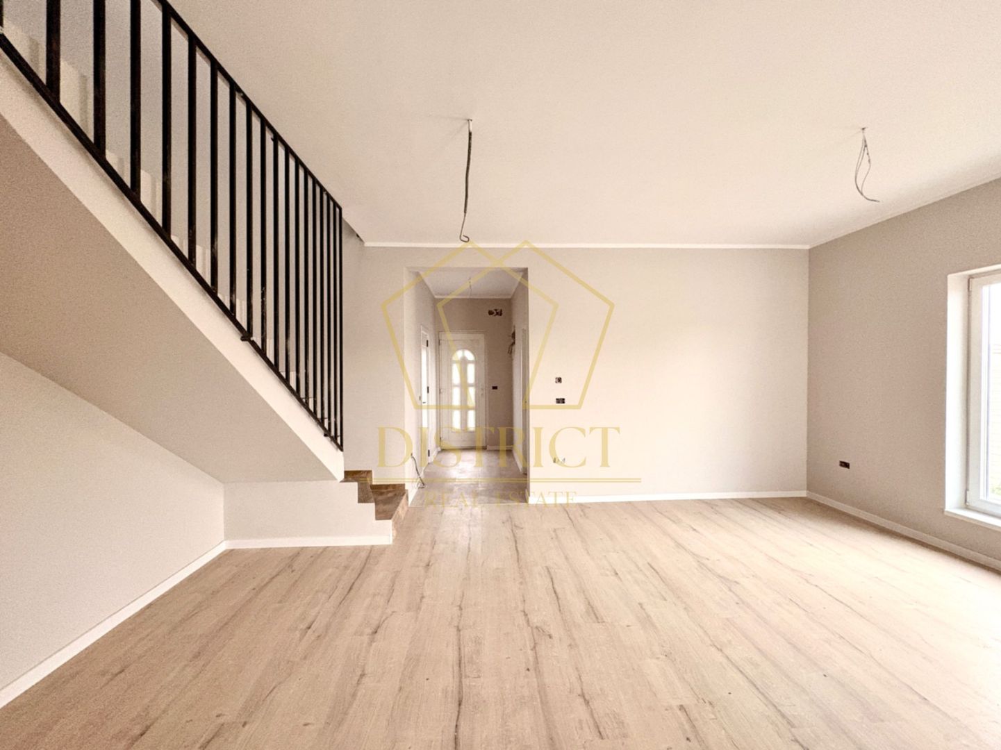 Duplex cu 4 camere, despărțit prin camera tehnica | Mosnita Veche - Poză 2