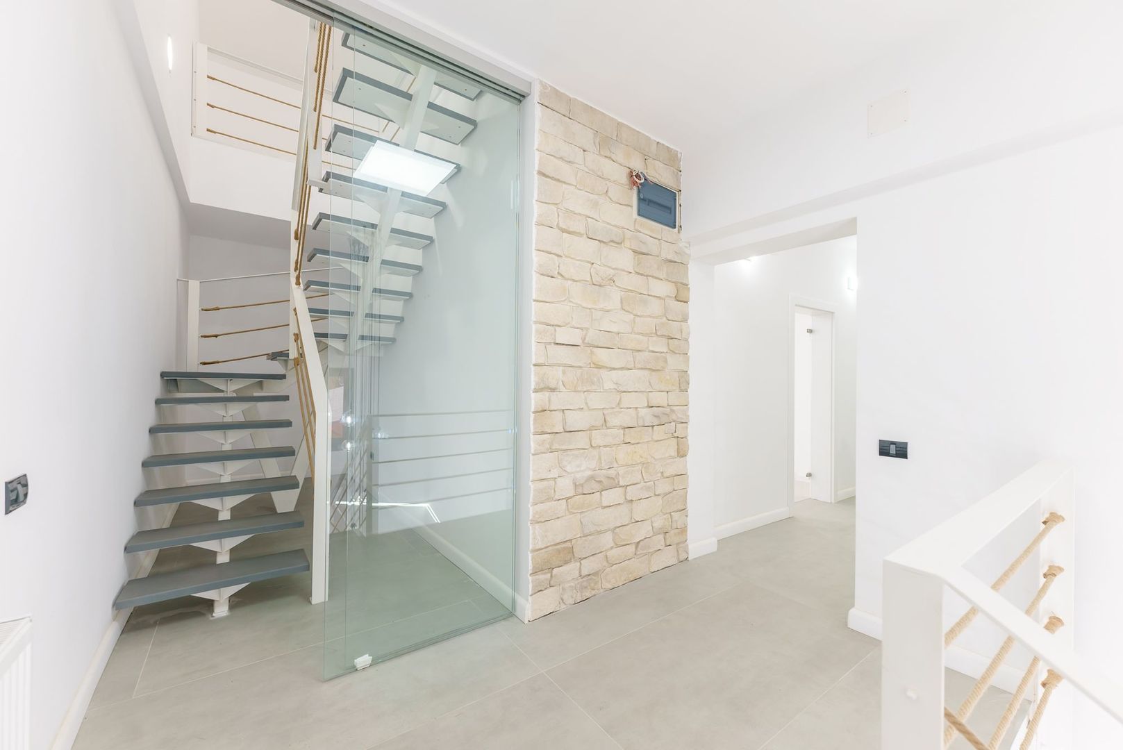 Clădire modernă P+1+M în centrul orașului - Poză 9