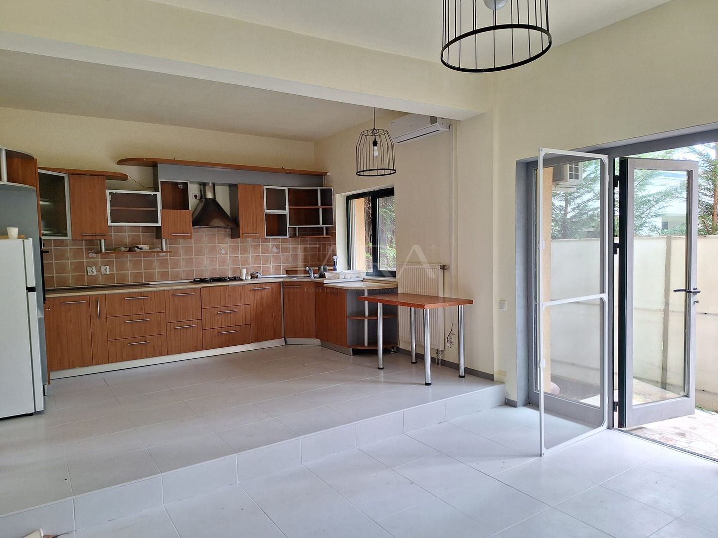 Casa de vanzare cu 6 camere in cartierul Andrei Muresanu - Poză 2