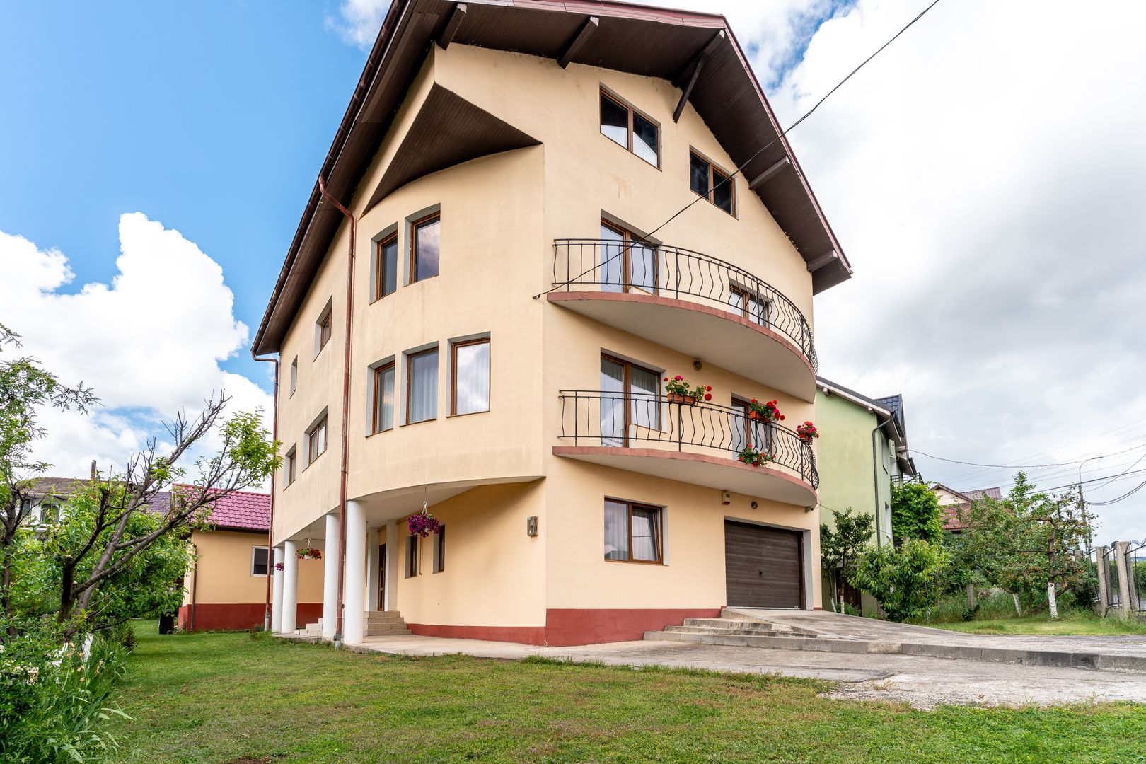 Casa cu 10 camere de vanzare pe str. Corneliu Coposu - Poză 1
