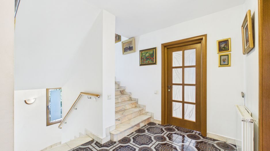 Vilă cu 8 camere de vânzare, piscina, livada, iesire la Balta Pasarea - Poză 24