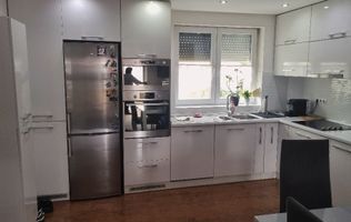 BRASADAS vinde ap 2 cam etaj 3 in centrul vechi!