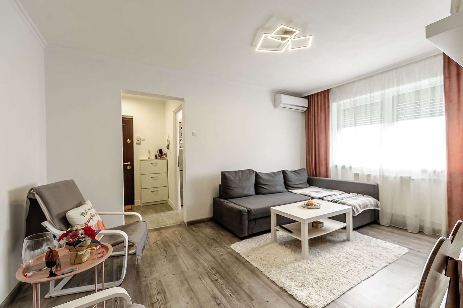 Apartament la etajul 3 cu 2 camere la cheie in zona Romanilor - Poză 3