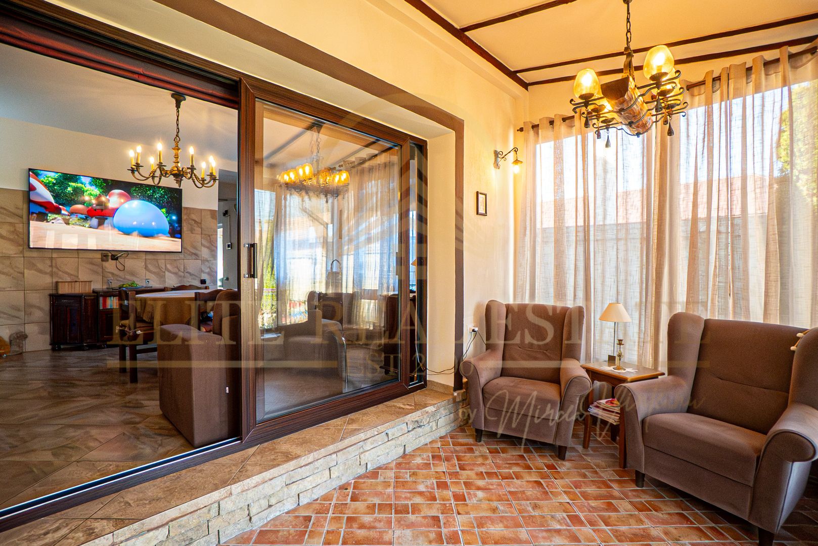 Casa De Vanzare in Palazu Mare - Teren de 455 mp cu Piscina si Garaj - Poză 9