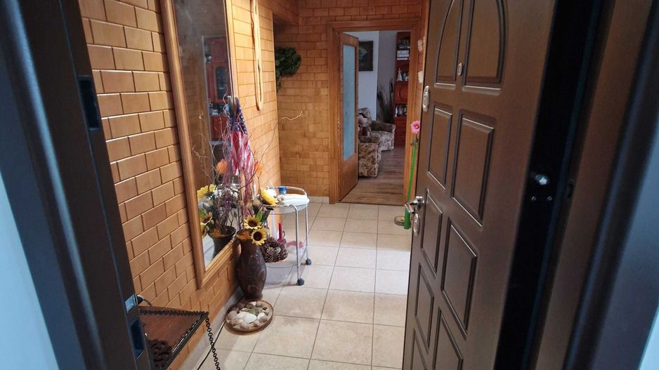 BRASADAS vinde ap 3 cam RENOVAT etaj 4/4 Carpati 2. - Poză 1