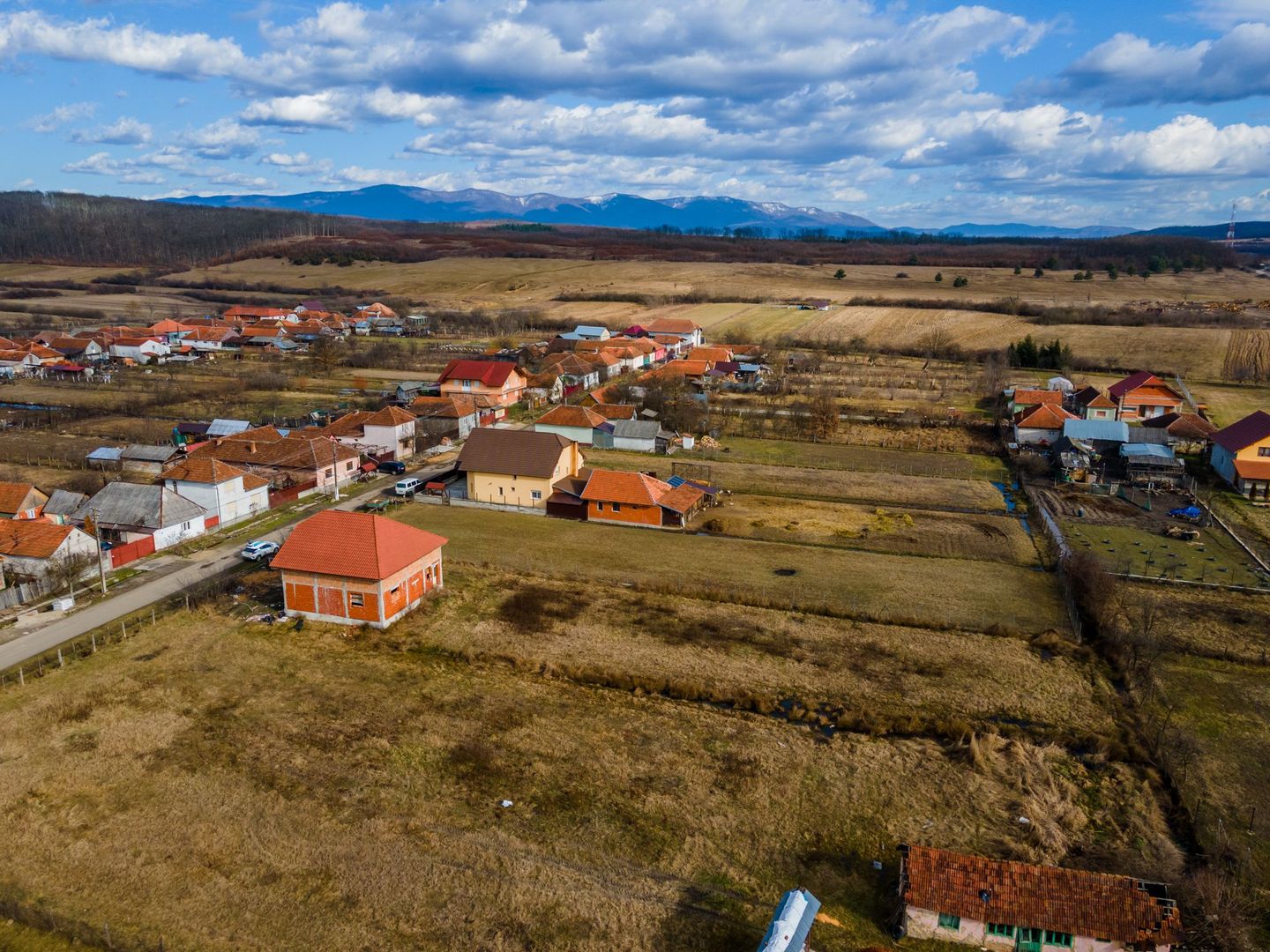 Casă la roșu cu teren Beliu - Poză 4