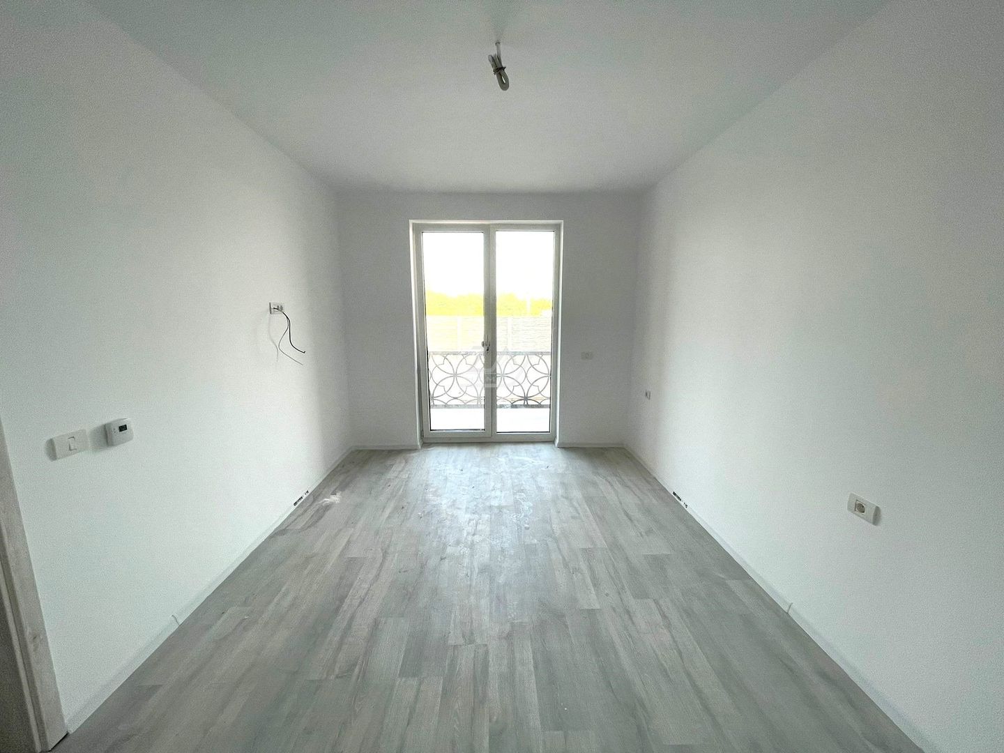 Bloc la asfalt. Etaj 1. Loc de parcare. - Poză 3