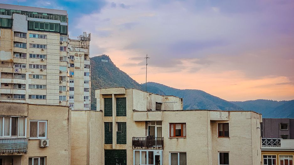 Centru Civic,  apartament spatios, cu pivniță,  garaj si priveliste frumoasă - Poză 1