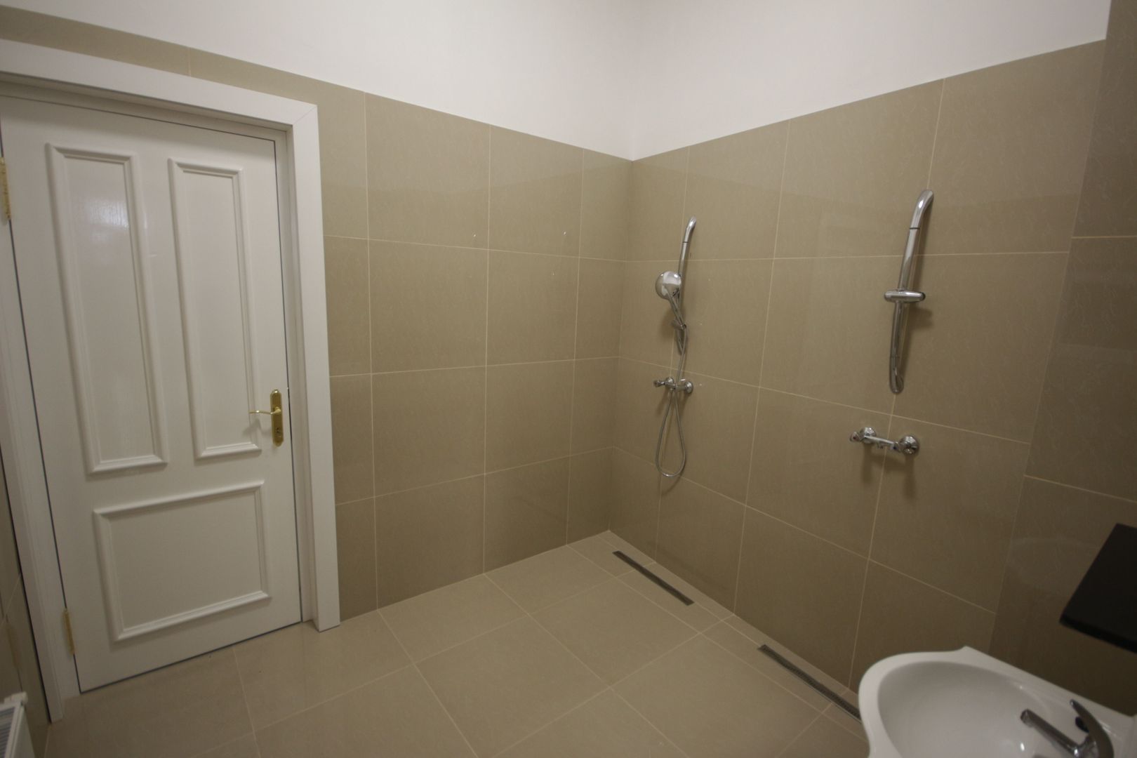 Imobil D+P+1E - 14 camere - Poză 14