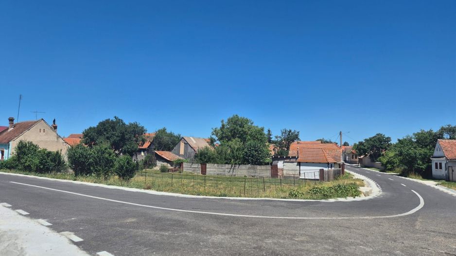 Exclusivitate - La 4 km de Poiana Narciselor, teren intre case, cu utilitati. - Poză 2