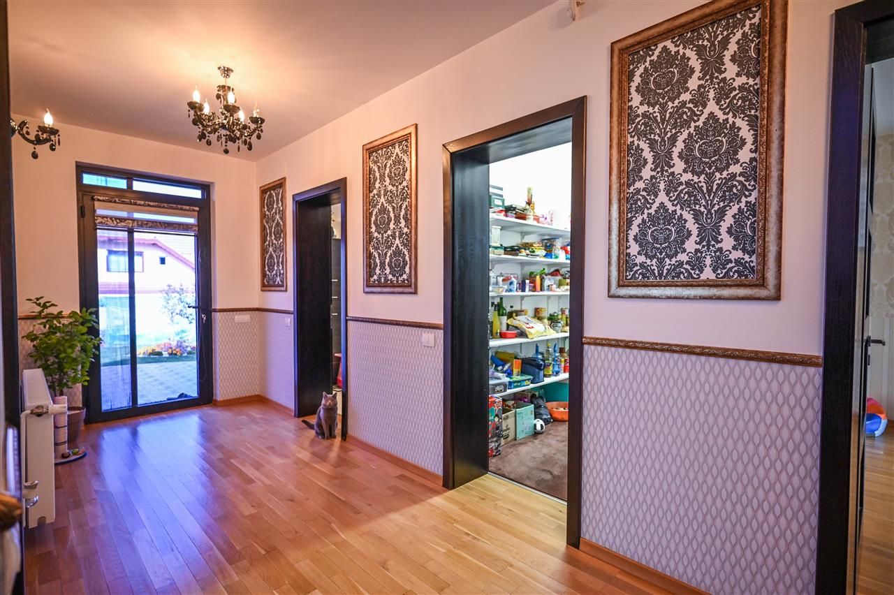 Somptuozitate in stil modern, 2 garaje, 3 terase, totul pe 1.000 mp teren - Poză 26