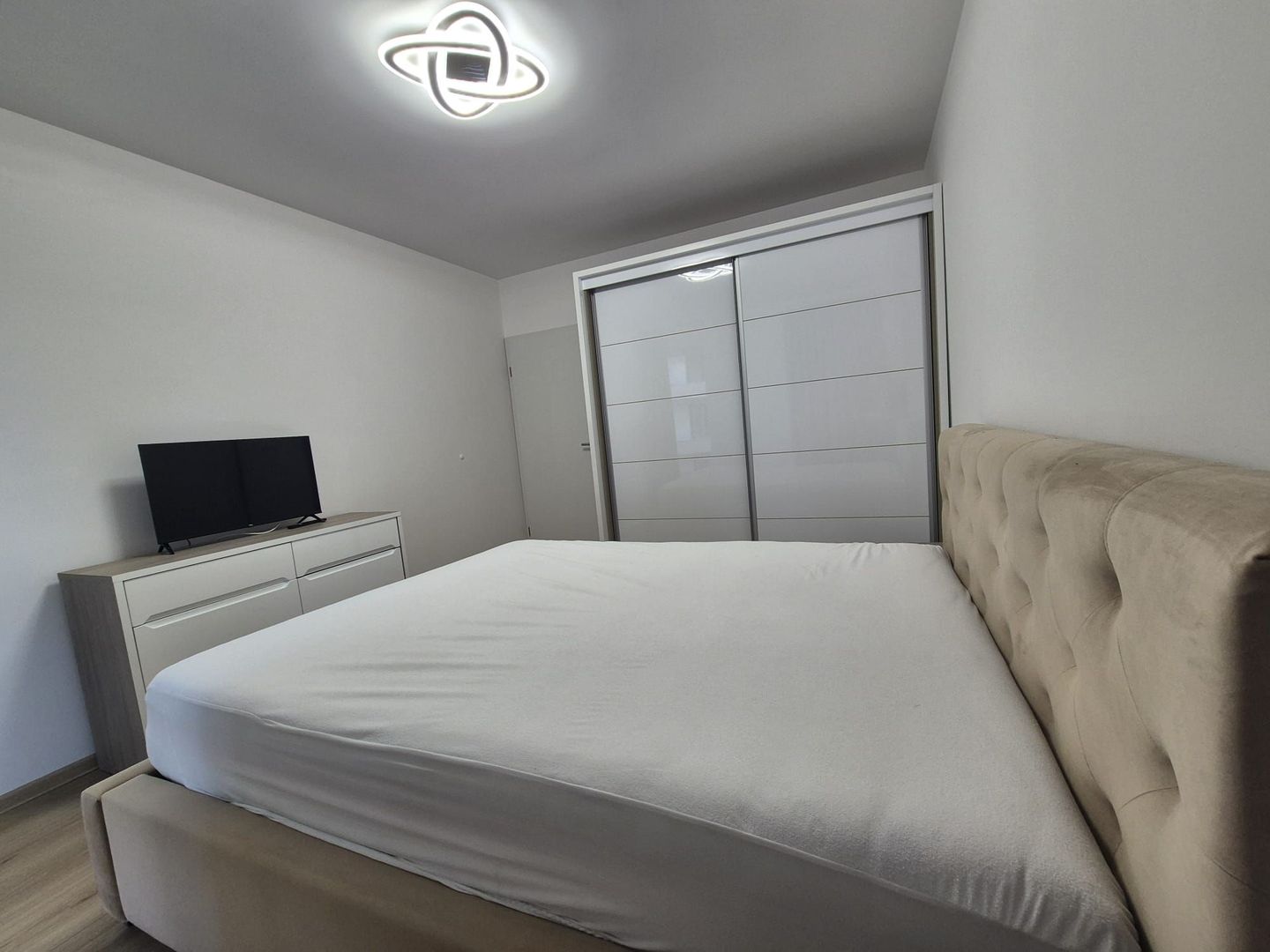 Zona Coresi, str. 13 Decembrie, apartament spațios, bloc nou, loc parcare - Poză 16