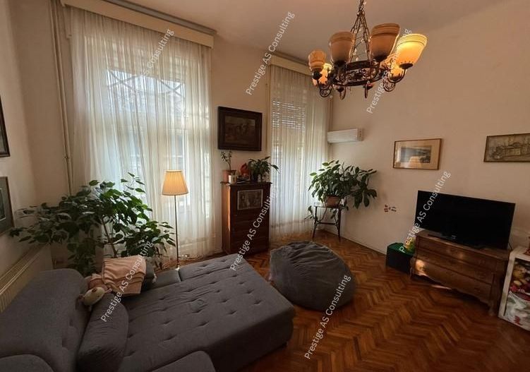 Apartament deosebit in Palat istoric 110 mp+ Balcon deschis- Piata Sf. Gheorghe - Poză 1