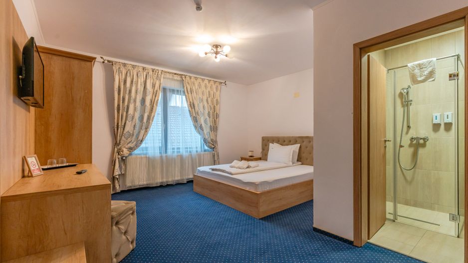 Pensiune Râșnov, 13 camere plus locuință proprietar, zonă Cetate - Poză 11