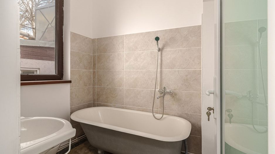 Piata Muncii, casa 87 mp totali, 179 mp curte libera, ideala birouri - Poză 28