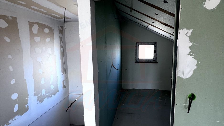 Vanzare casa P+M in Sendreni( in spatele Primariei), pret 99 000 euro - Poză 8