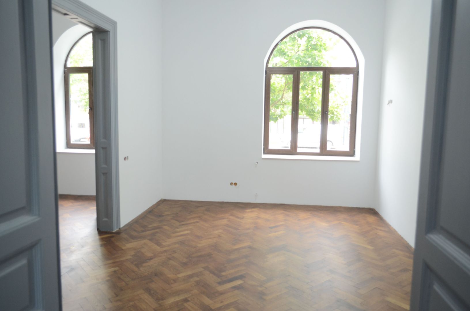 Apartament renovat in cladire interbelica, zona centrala - Poză 3