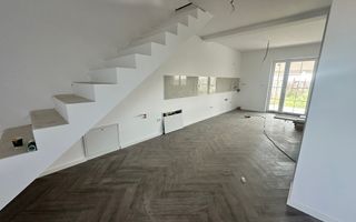 Duplex cu 4 camere separat prin camera tehnica - Poză 1