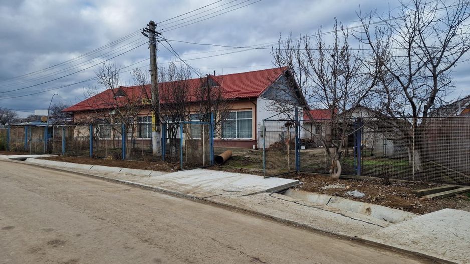 Se oferă spre vânzare / închiriere clădire cu spațiu comercial - Poză 25