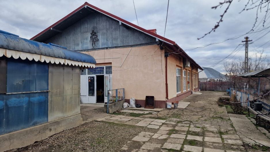 Se oferă spre vânzare / închiriere clădire cu spațiu comercial - Poză 13