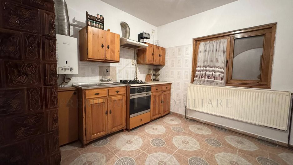 Casa + Spațiu comercial de vânzare în Onesti - Poză 2