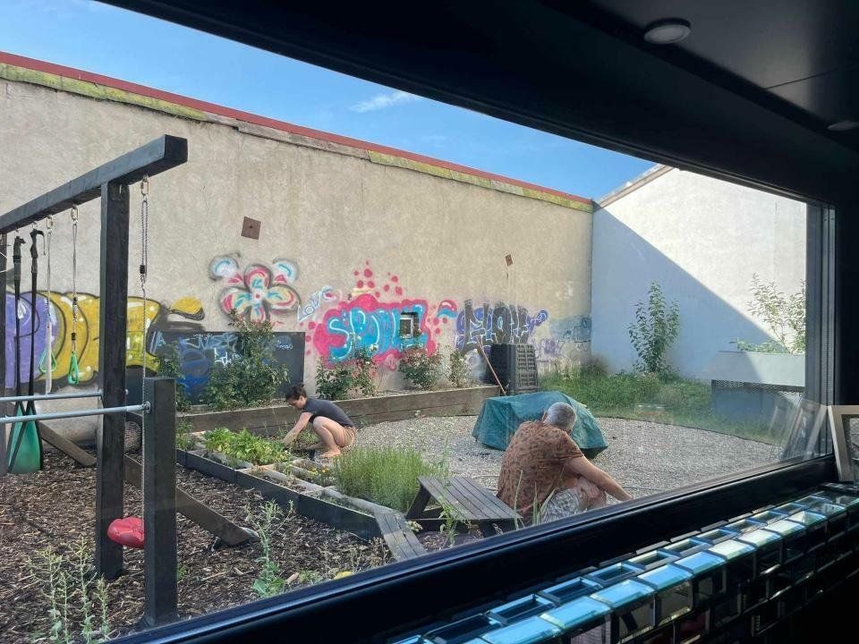 Unic! Apartament 5 camera si curte de 210 mp, central - Poză 11