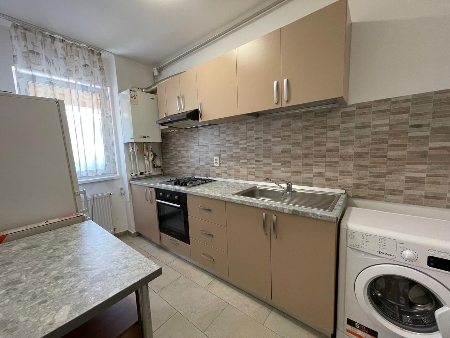 GARSONIERA BLOC NOU, CENTRALA PROPRIE, BUCATARIE INCHISA, LIBERA - Poză 1